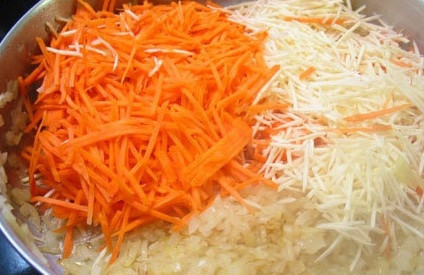 1. Этап. Котлеты рыбные в томатном соусе: 4. Теперь приступаем к соусу: обжариваем лук и морковь и в конце добавляем томатную пасту. Заливаем стаканом воды и тушим около 10 минут на слабом огне.