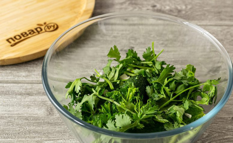 1. Этап. Маринованные огурцы быстрого приготовления: Кинзу крупно порубите, переложите в миску.