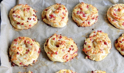 1. Этап. Пикантные улитки из дрожжевого теста: Готовы! Еще раз повторюсь, их можно есть как 