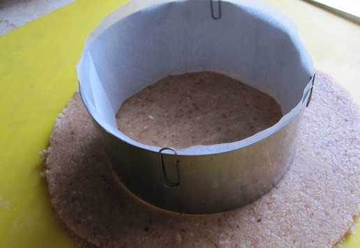 1. Этап. Яблочно-миндальная шарлотка: Тесто раскатать до толщины 1,5 - 2 см (примерно), затем вырезать из него круг, больший диаметра дна на высоту стенок формы.