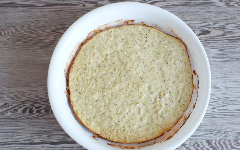 1. Этап. Суфле из индейки с брокколи: Через указанное время проверьте готовность суфле. Края суфле должны отходить от формы. Это один из признаков готовности блюда. Достаньте форму из духовки и сразу же сервируйте. Подавайте к столу с овощами.