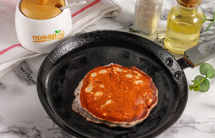 1. Этап. Панкейки с ягодами: Прогрейте сковороду с толстым дном и смажьте ее в первый раз растительным или сливочным маслом. Обязательно прогрейте сильно, чтобы тесто сразу запекалось. Влейте 2 ст.л. теста на середину сковороды и уменьшите нагрев до умеренного. Выпекайте панкейк до того, как на поверхности станут лопаться пузыри. Затем переверните на другую сторону и обжарьте такое же количество времени.