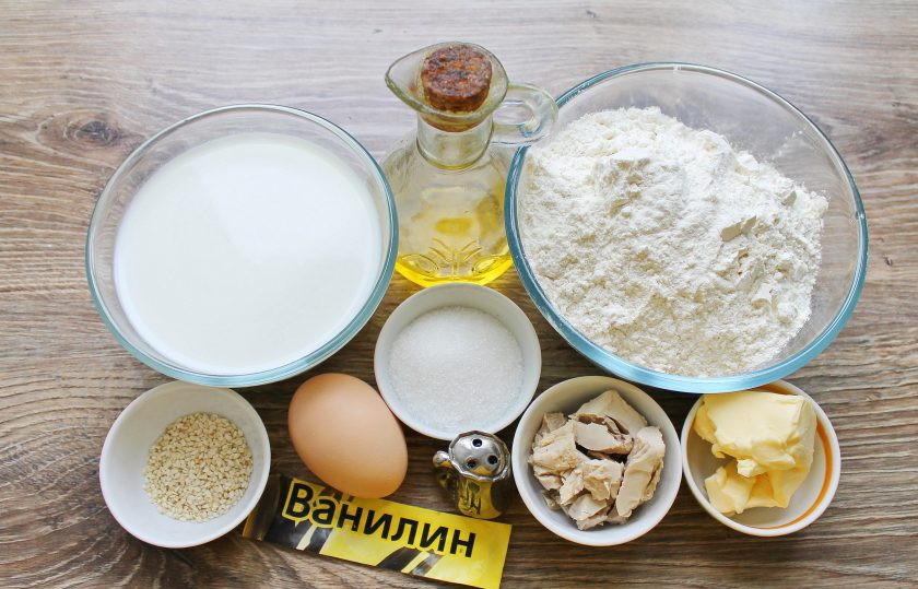 1. Этап. Рогалики в хлебопечке: Подготовьте все необходимые ингредиенты для приготовления рогаликов.