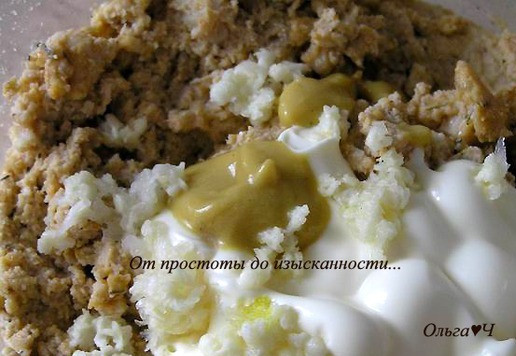 1. Этап. Пряный паштет из рыбных молок: Добавьте горчицу, майонез и измельченный чеснок.