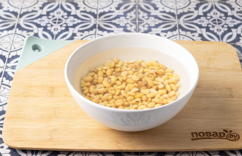 1. Этап. Холодная лапша с соевым молоком Конггуксу: Соевые бобы предварительно замочите в воде на ночь.