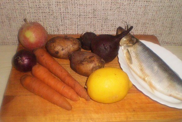 1. Этап. Сельдь по-норвежски: 1. Подготовим ингредиенты. Картофель и свеклу отвариваем до готовности в подсоленной воде.