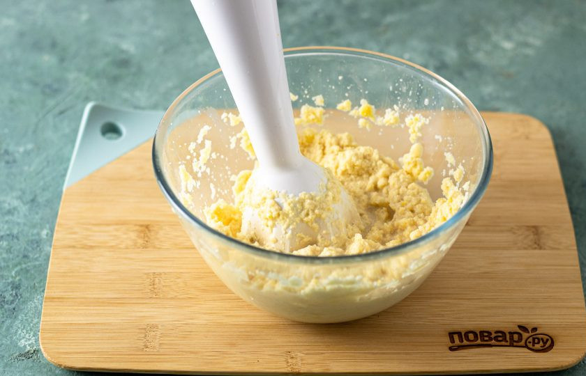 1. Этап. Булочки без глютена: Измельчите горох с водой блендером до однородной массы.