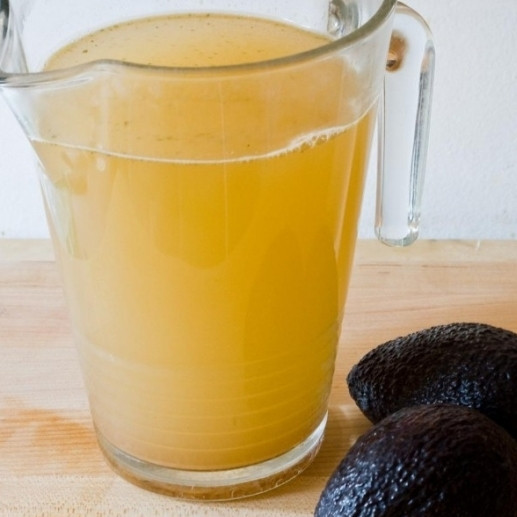 1. Этап. Суп с авокадо: 1. Для приготовления блюда будем использовать готовый куриный бульон. Его необходимо довести до кипения.