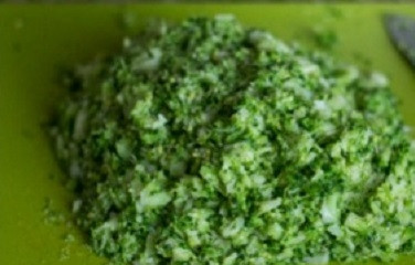 1. Этап. Котлеты из брокколи в духовке: 2. Когда вода стекла, измельчите ножом или блендером брокколи. В последнем случае котлеты из брокколи в духовке в домашних условиях будут более нежными, а если измельчить ножом, то ощущаются кусочки.