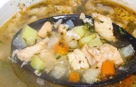 1. Этап. Овощной суп с семгой: И отправляем мясо к практически готовым овощам. Пусть покипит минут 5. Пробуем, добавляем соль, если необходимо. Добавим перец и специи.