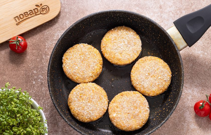 1. Этап. Котлеты из ячневой каши: Обжарьте котлеты до золотистой корочки в хорошо разогретой сковороде с растительным маслом. Уйдет примерно по 3-4 минуты на каждую сторону.