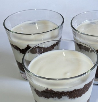 1. Этап. Десерт А-ля тирамису: Разложить по стаканчикам слоями, где-то по 2 ложки. Верхний слой получился немного тоньше.