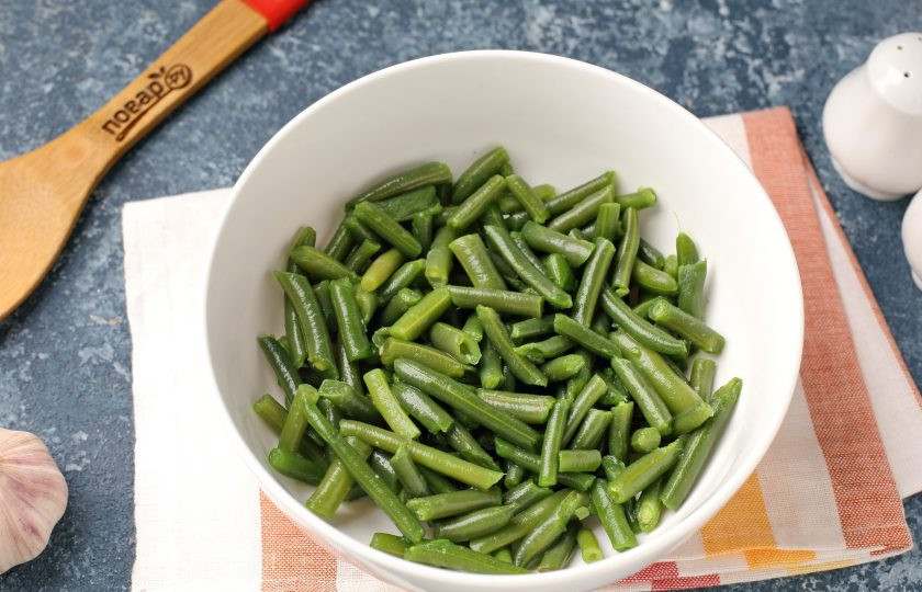 1. Этап. Салат из зеленой фасоли с яйцами: Откиньте фасоль на сито и дайте стечь жидкости, переложите в глубокую миску или салатник.