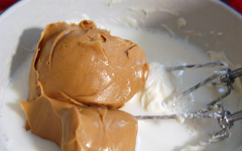 1. Этап. Пирог с арахисовым маслом: Добавляем арахисовое масло и молоко