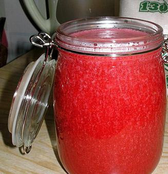 1. Этап. Желе из красной смородины: Не давая остыть, сразу же разливаем по чистым баночкам. Минут 10 нужно подождать, а потом можно закрывать банки крышечками. Закрываем и на час-другой отправляем в сухое прохладное место. Если спешите - можно поставить в холодильник (но все равно не горячее, иначе холодильник испортите).