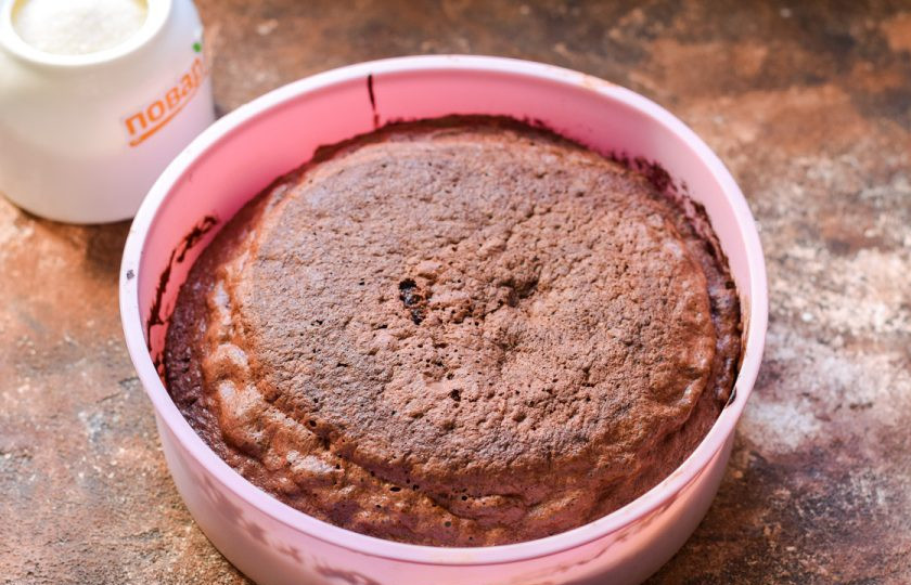 1. Этап. Торт Мираж: Выпекайте основу 35 минут, готовность проверьте шпажкой.