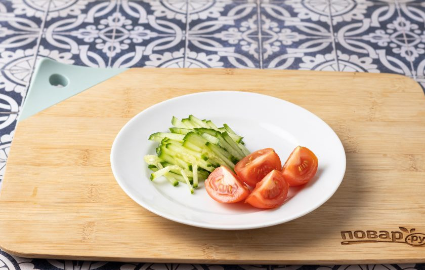 1. Этап. Холодная лапша с соевым молоком Конггуксу: Мелко нашинкуйте огурец, помидор нарежьте кружочками или на четвертинки.