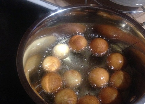 1. Этап. Лаймовые пончики на сгущенном молоке: Хорошо разогреваем растительное масло на огне чуть больше среднего, опускаем шарики из теста. Много пончиков за один раз в масло не бросайте, они увеличиваются при жарке.