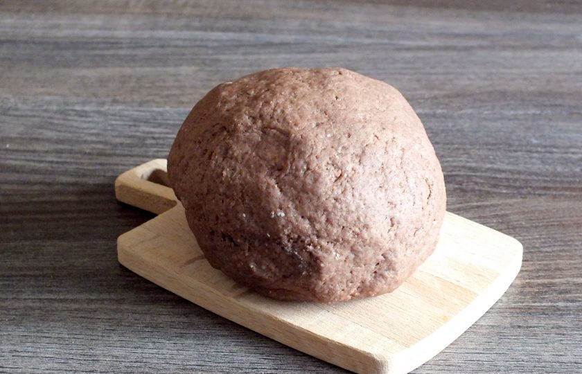 1. Этап. Шоколадные вареники с вишней: Готовое тесто заверните в полиэтиленовый пакет и уберите в холодильник до полного остывания.