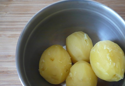 1. Этап. Кубики ветчины и сыра для перекуса: Очистите картофель и отварите в подсоленной воде.