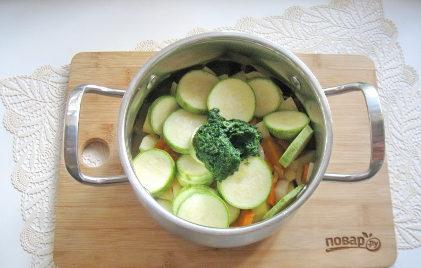 1. Этап. Суп-пюре из кабачков со сливками: А также шпинат, у меня он мороженый, который я разморозила.