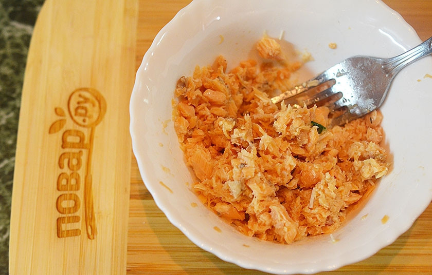 1. Этап. Салат Мимоза на 8 Марта: 1. Рыбу отделите от костей и разомните вилкой.