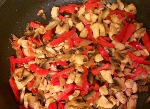 1. Этап. Кесадилья с курицей и грибами: После этого добавьте нарезанный полосками болгарский перец и немного перца-чили, нарезанного колечками. После этого жарьте еще 3-4 минуты, а затем отставьте с плиты.