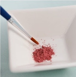 1. Этап. Сахарные цветы: Приготовьте пищевой порошковый краситель и мягкую кисточку.