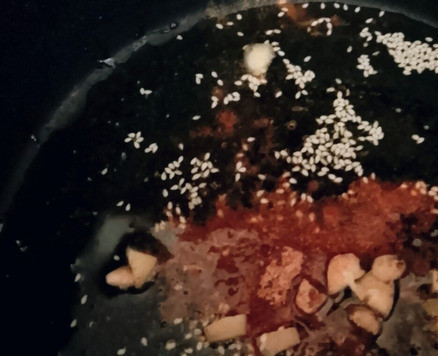 1. Этап. Лапша с грибами в мисо соусе: Начните с приготовления макаронных изделий (У меня это Пенноне Ригати) в соответствии с инструкцией до аль денте. В то же время, в казане на среднем огне разогрейте 2 ложки масла и готовьте перец красный жгучий, имбирь и чеснок 30 секунд до ароматности.