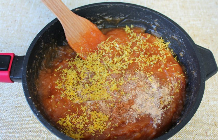 1. Этап. Заготовка яблок для пирогов: Снимаем цедру с одного лимона и добавляем ее в начинку. Кипятим еще пару минут и раскладываем по стерильным банкам. Закатываем металлическими крышками.