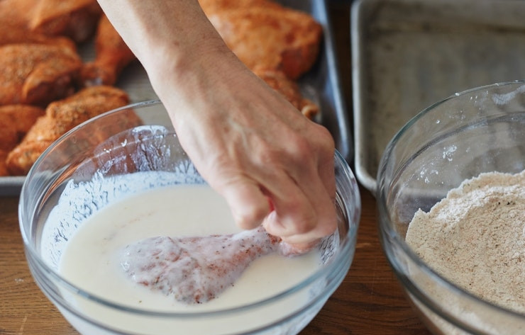 1. Этап. Жареная курица в хрустящей панировке: 4. Окуните в кефир с яйцом, а после обваляйте в муке.