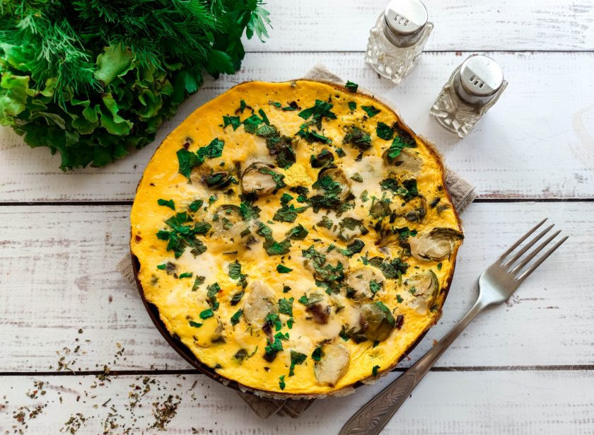 1. Этап. Омлет с брюссельской капустой: Омлет с брюссельской капустой готов. Приятного аппетита!