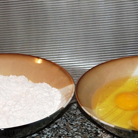 1. Этап. Жареное филе трески: В одну миску просыпаем муку, в другую разбиваем яйца. Яйца солим и слегка взбиваем вилочкой.