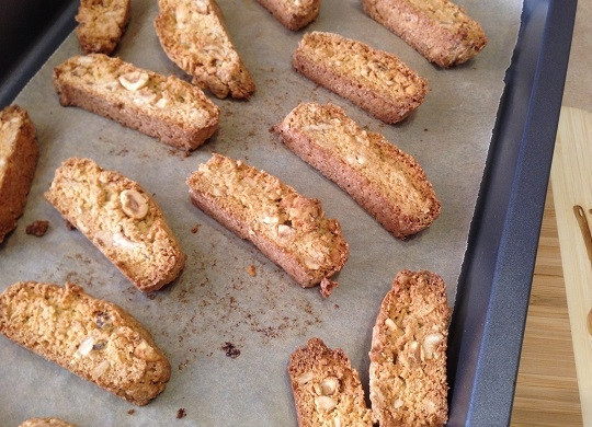 1. Этап. Цитрусовые кантуччи с фундуком: 8. Выкладываем обратно на противень и отправляем в духовку еще минут на 10. Кантуччи должны красиво подрумяниться. Вот и все :)