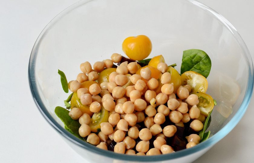 1. Этап. Салат из нута и свеклы: Добавьте нут.