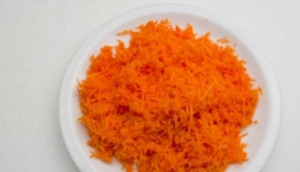 1. Этап. Овощные котлеты на пару: 2. Морковь вымыть и очистить. Натереть на мелкой терке и отжать, чтобы удалить лишний сок.