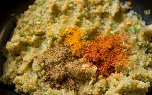 1. Этап. Котлеты без мяса в духовке: 4. Добавьте соль и специи по вкусу.