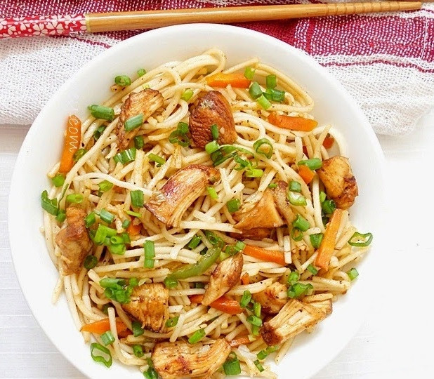 1. Этап. Китайская лапша с курицей: 16. Переложите блюдо на тарелку и сразу подавайте к столу.