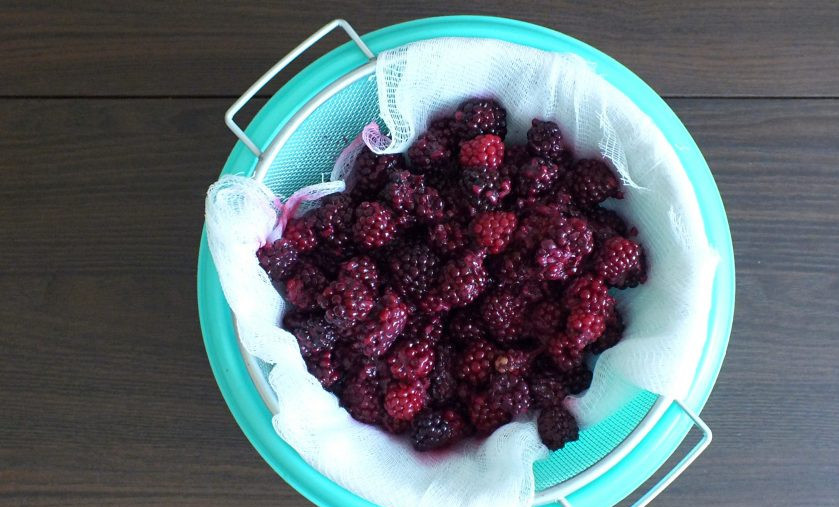 1. Этап. Ликер из ежевики: По истечении времени настой процедите. Для этого застелите частое сито 4-мя слоями марли. Перелейте содержимое тары, хорошо выжмите ягоду через марлю. Выжимки больше не понадобятся.