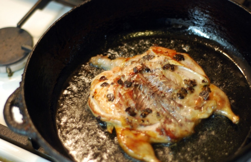 1. Этап. Жареные перепелки: Потом переверните птицу, еще раз поставьте сверху кастрюлю и жарьте с гнетом минуты 3. Потом можете снять кастрюлю и просто жарить птицу до готовности.