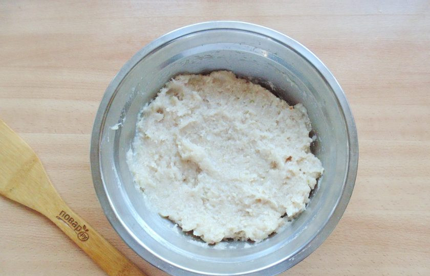 1. Этап. Зразы из судака: Хорошо перемешайте все ингредиенты рыбного фарша.