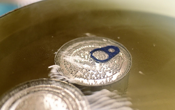 1. Этап. Вареное сгущенное молоко: 3. Доведите воду до кипения и сразу уменьшите огонь до минимума, варите на слабом огне 1,5-2 часа, при необходимости доливайте воду.