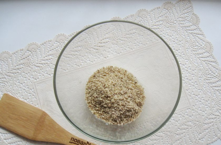 1. Этап. Сметанный торт с грецкими орехами: Замесите тесто. Для этого измельченные орехи выложите в миску.