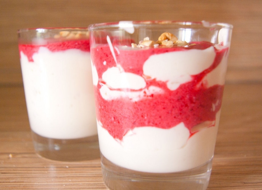 1. Этап. Сливочно-творожный мусс: 8. Получается вот так красиво. Сверху посыпаем всё оставшимися орехами, отправляем сливочно-творожный мусс в холодильник, чтобы масса немного застыла. Примерно через час сливочно-творожный мусс можно подавать к столу. Детям лучше давать его не из холодильника, а сразу после приготовления.