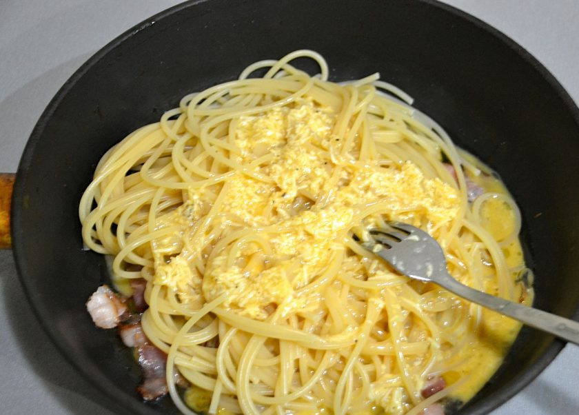 1. Этап. Карбонара без сливок: Снимите сковороду с огня, влейте сырно-яичный соус, размешайте.