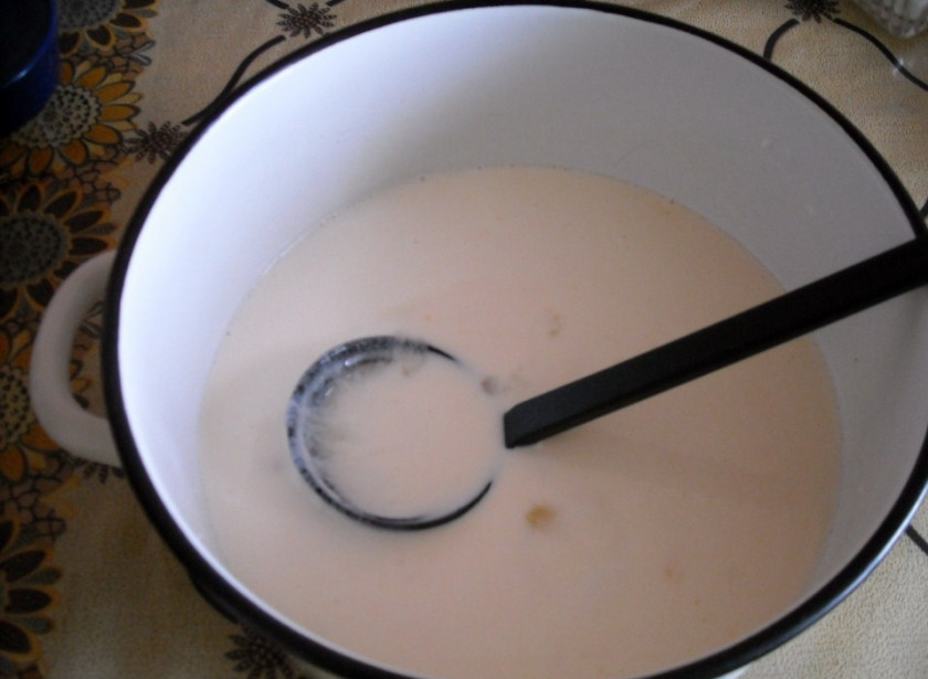 1. Этап. Блинчики на кефире с мясом: Все размешать и постепенно добавить муку, чтоб не было комочков.