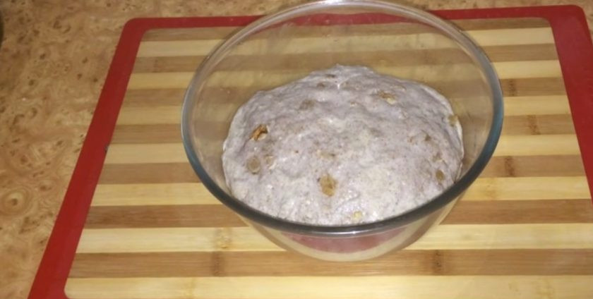 1. Этап. Пшенично-ржаной хлеб на закваске: Оставьте тесто на 1 час при комнатной температуре. Рабочую поверхность слегка присыпьте мукой, выложите тесто и округлите его. Выложите швом вверх в корзинку, слегка присыпанную мукой.