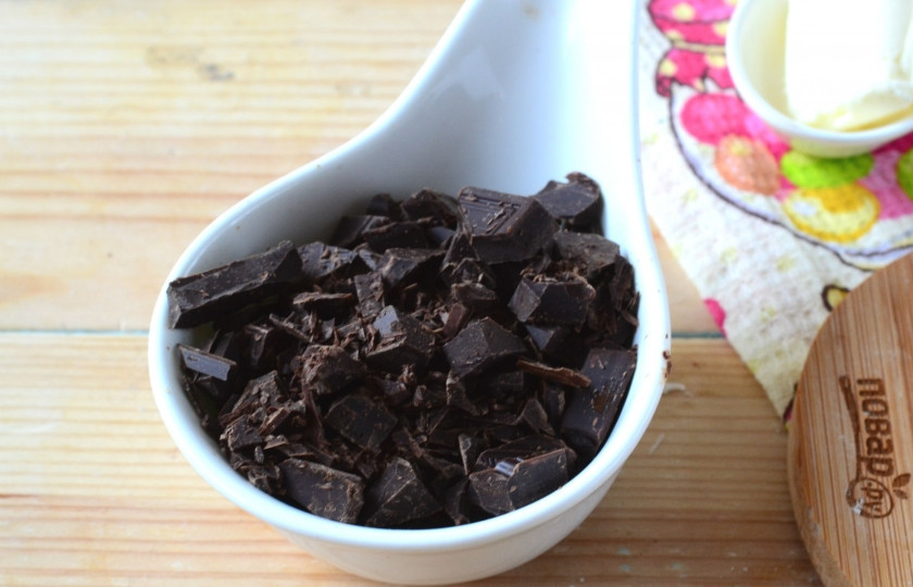 1. Этап. Ганаш: Пока прогреваются сливки, шоколад порубите ножом как можно мельче. Можно также натереть на терке или измельчить в кухонном комбайне.