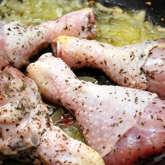 1. Этап. Курица с шафраном: Спустя минуту выкладываем в сотейник кусочки курицы. Наливаем полстакана вина, доводим до кипения, накрываем крышкой и тушим под крышкой около 30 минут. Время от времени необходимо слегка перемешивать курицу и поливать ее жидкостью.