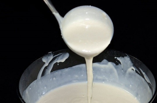 1. Этап. Блины обыкновенные: 4. Влейте молоко к яйцам и начните как следует взбивать. В процессе добавляйте просеянную муку. Тесто должно получиться однородным и без комочков. Отложите его минут на 10-15, а затем снова хорошо взбейте. В конце добавьте в тесто растительное масло.